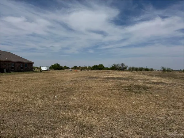 a view of yard and ocean