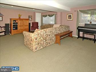 992 Marian Road Warminster, PA 18974 - Photo 4 of 6 Gallery Image 4