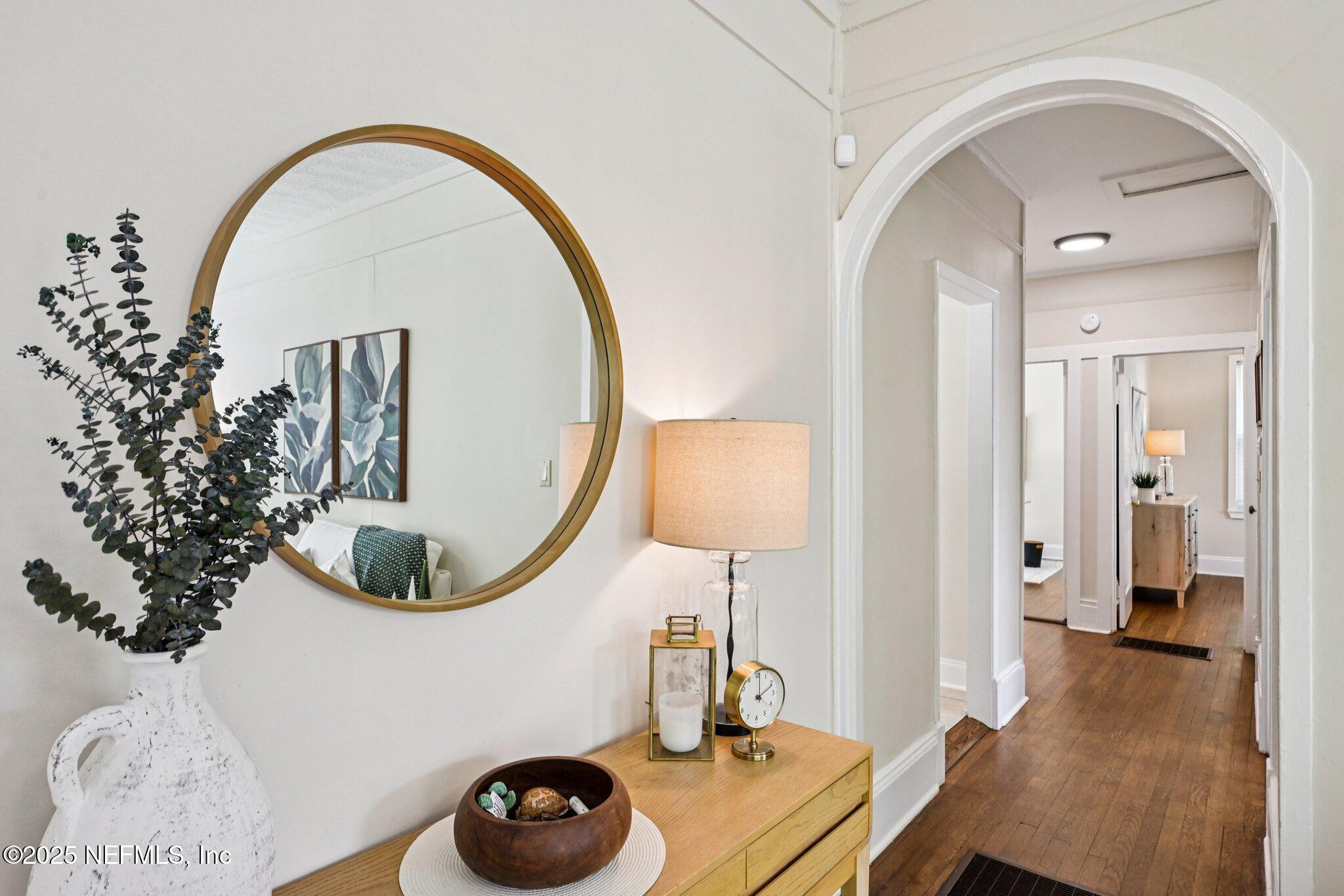 113 Seminole Road Atlantic Beach, FL 32233 - Photo 19 of 52 a close view of light fixtures and entryway