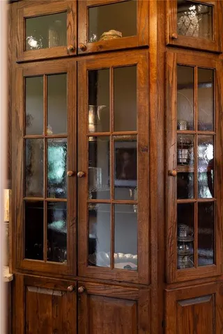 a view of a house with backyard