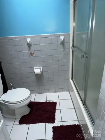 a bathroom with a toilet and a shower