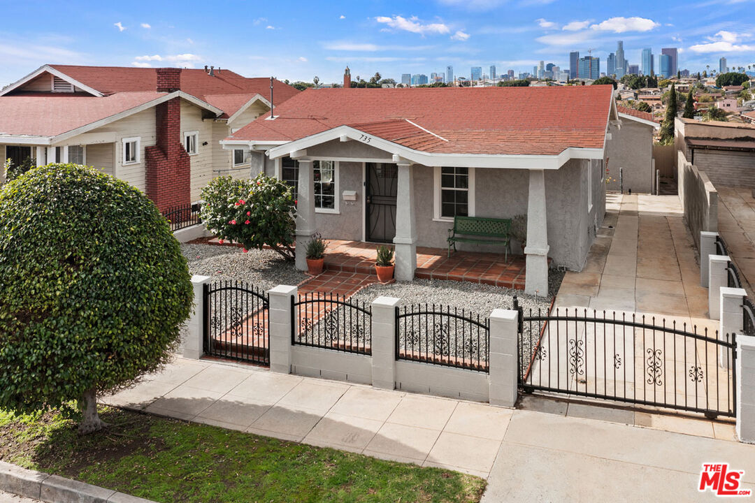a view of a house with backyard and porch