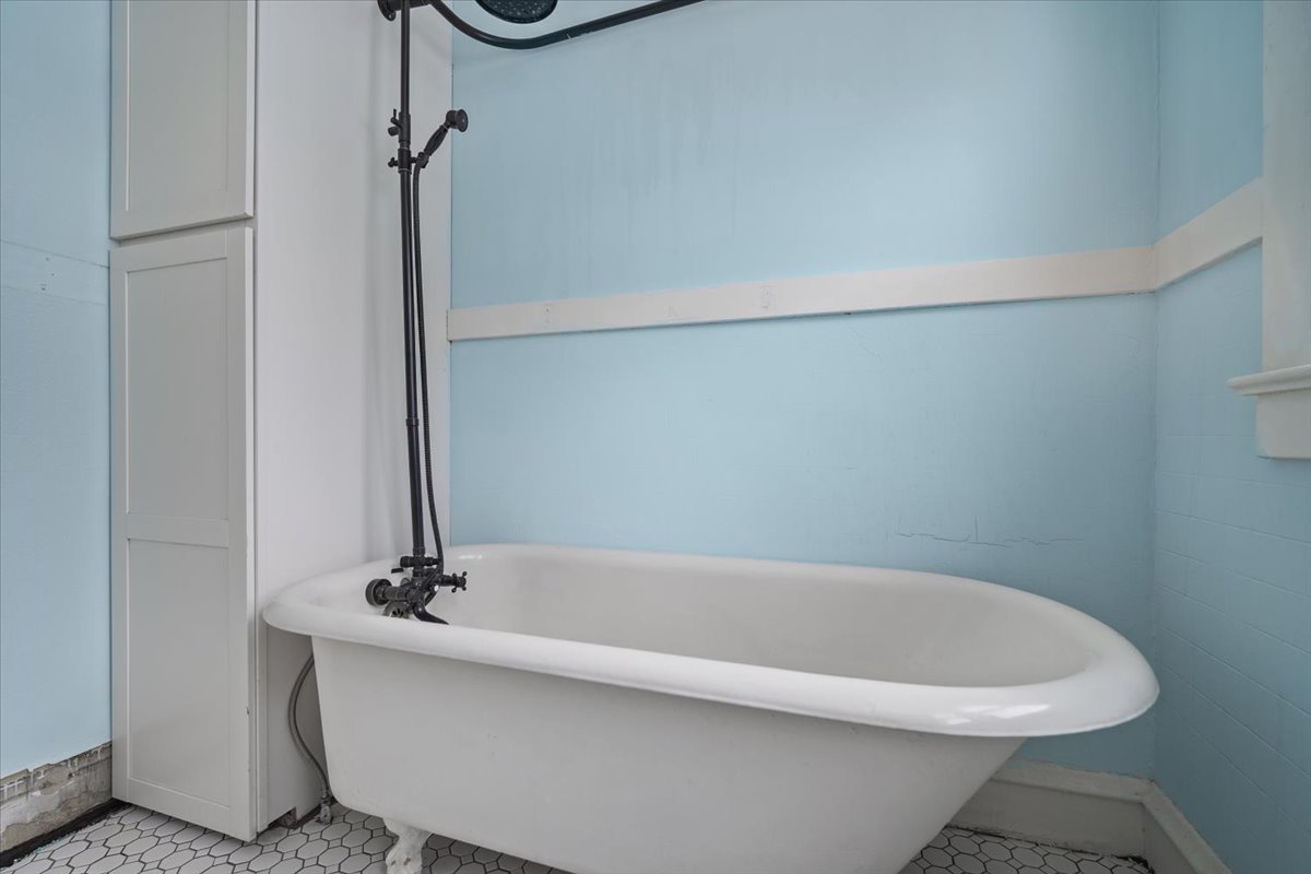 104 Magoun Street Bloomington, IL 61701 - Photo 20 of 28 a bathroom with a bathtub