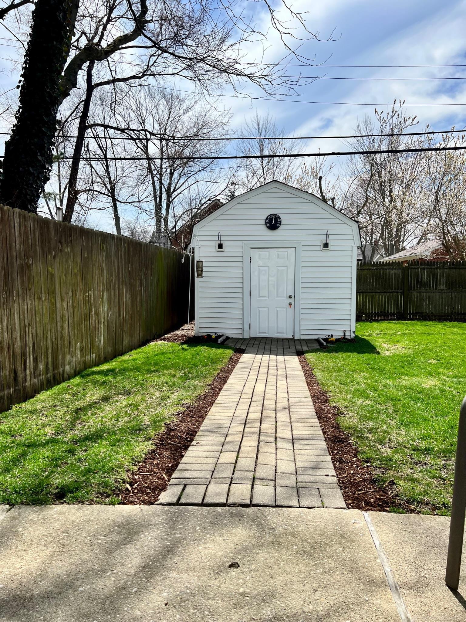 2181 Ridgemont Road Grosse Pointe, MI 48236 - Photo 24 of 29 50105260-23.JPG