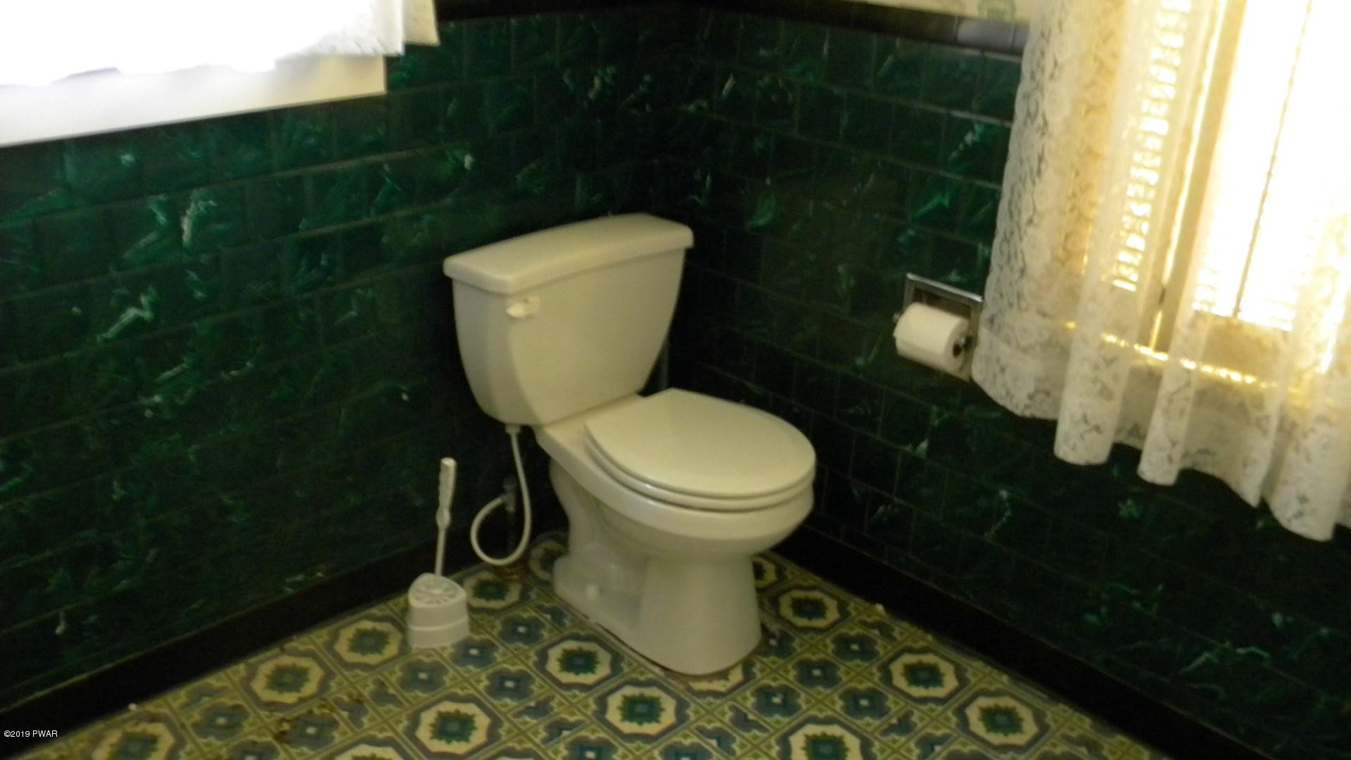 997 Towpath Road Hawley, PA 18428 - Photo 22 of 37 24-Bathroom