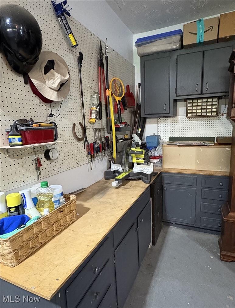 11524 Lakeview Road Chardon, OH 44024 - Photo 43 of 50 Garage Workshop space