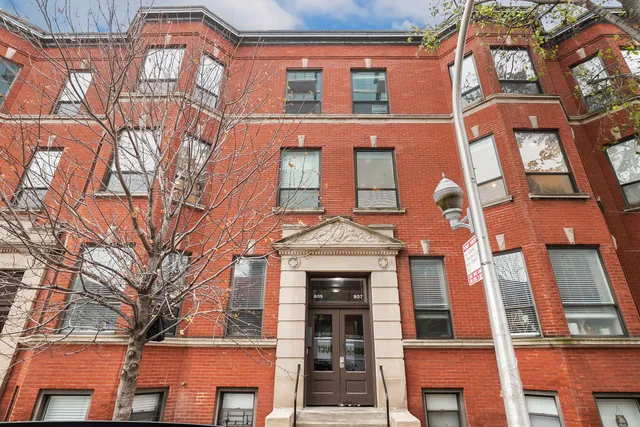 $465,000 | 807 West Bradley Place, Unit 2, Chicago, IL 60613