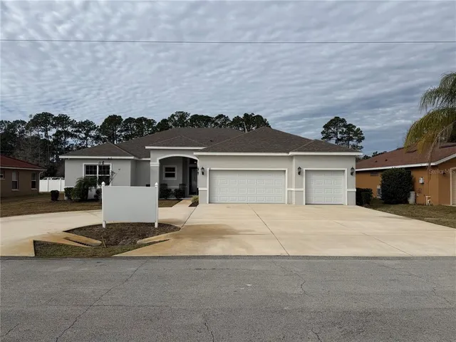 $475,000 | 10 Point Of Woods Drive, Palm Coast, FL 32164