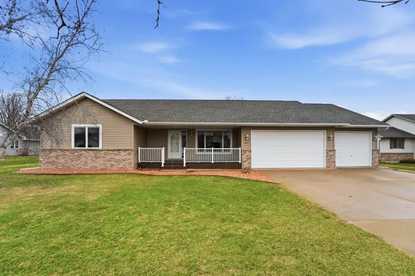 $409,900 | 801 Maplewood Avenue, Litchfield, MN 55355