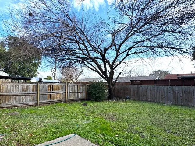 a view of a backyard