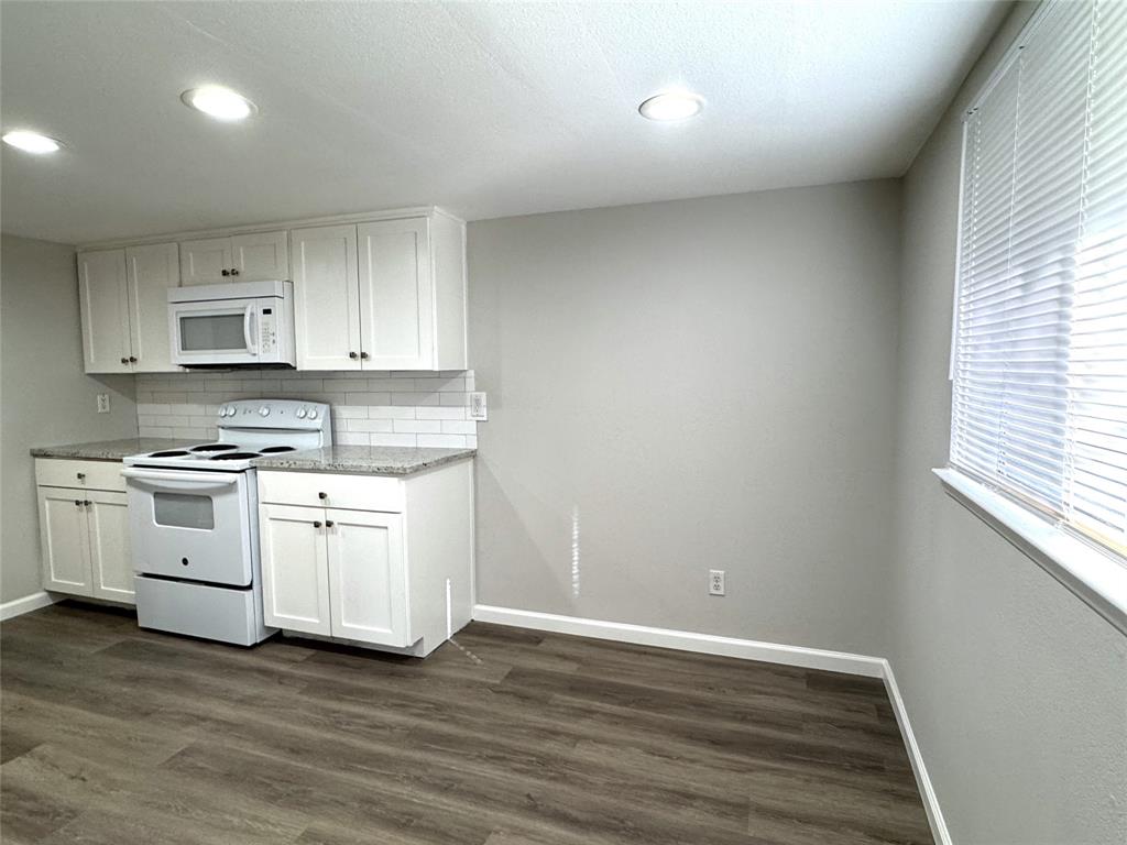 1612 Fairfield Drive Plano, TX 75074 - Photo 5 of 21 Breakfast area is located within the kitchen area.
