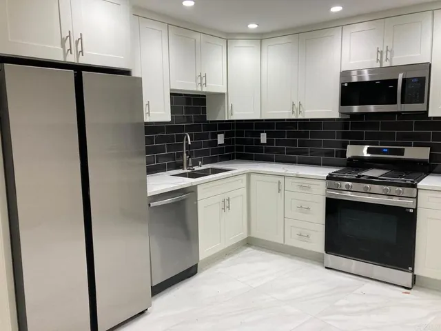 $3,195 | 4566 Cove Drive, Unit B, Carlsbad, CA 92008