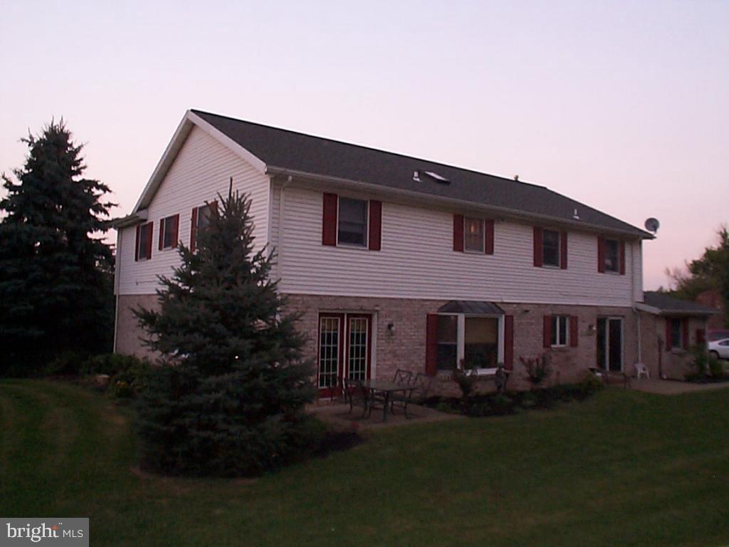 224 Bomberger Road Akron, PA 17501 - Photo 3 of 37