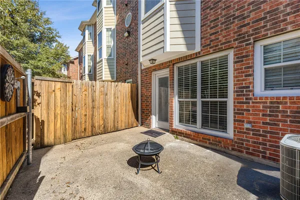 a chair and a table in a backyard