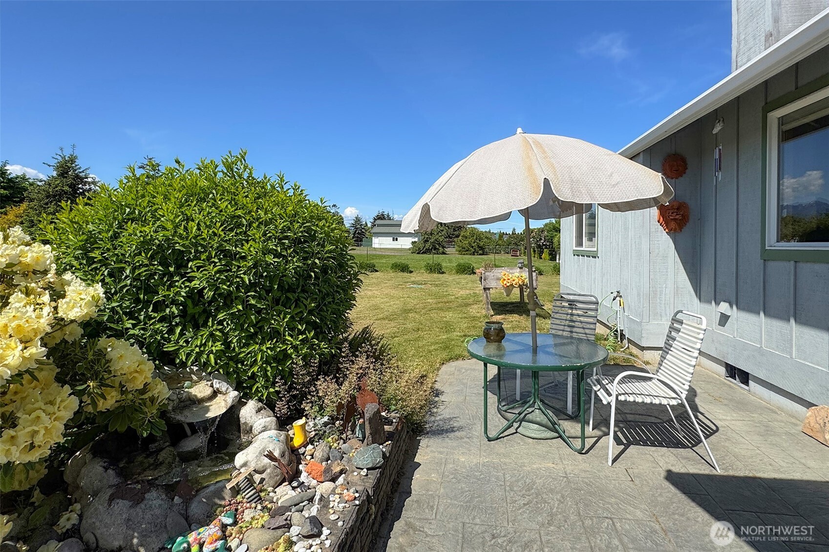 101 Timothy Lane Sequim, WA 98382 - Photo 29 of 39 a view of a chairs and table in patio