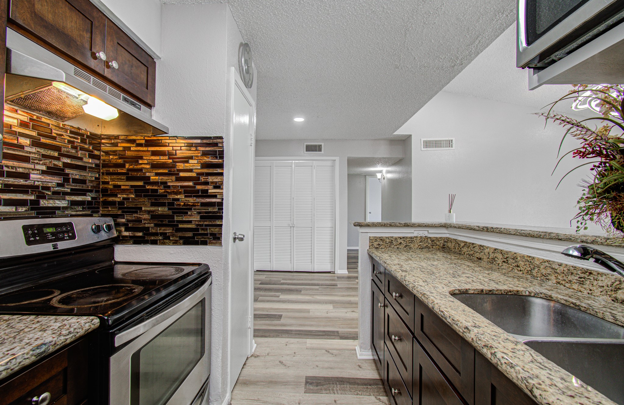 10101 South Gessner Road, Unit 405 Houston, TX 77071 - Photo 14 of 27 a kitchen that has a sink and a stove