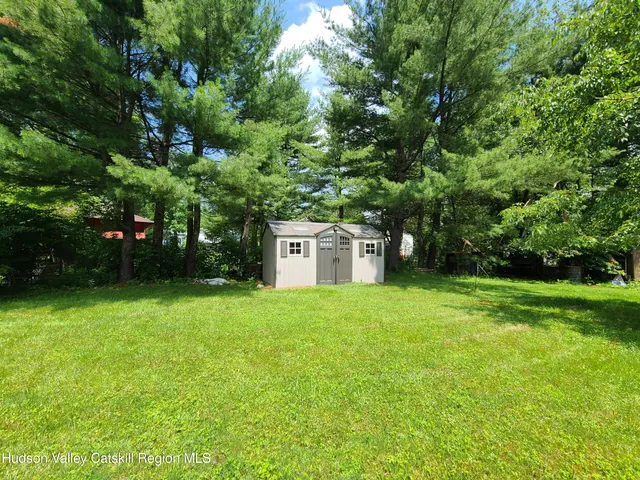 a view of a house with backyard and garden