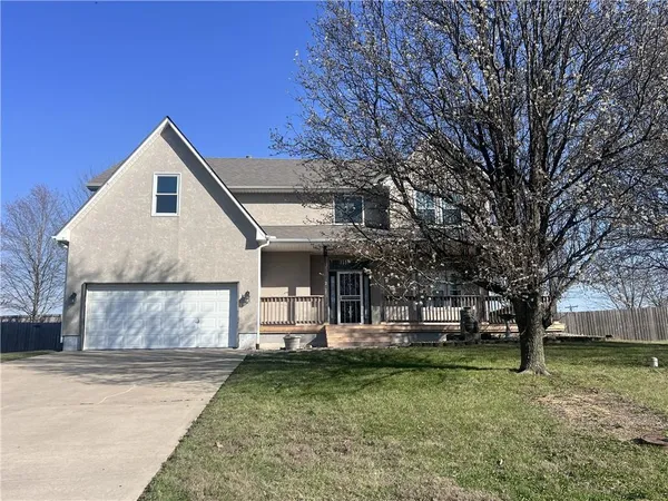 $400,000 | 2305 Southeast Horseshoe Drive, Oak Grove, MO 64075