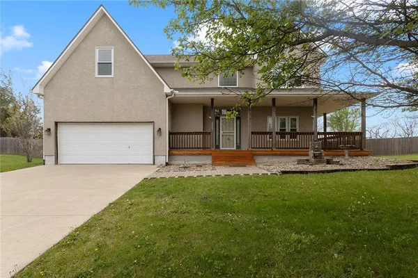 $400,000 | 2305 Southeast Horseshoe Drive, Oak Grove, MO 64075