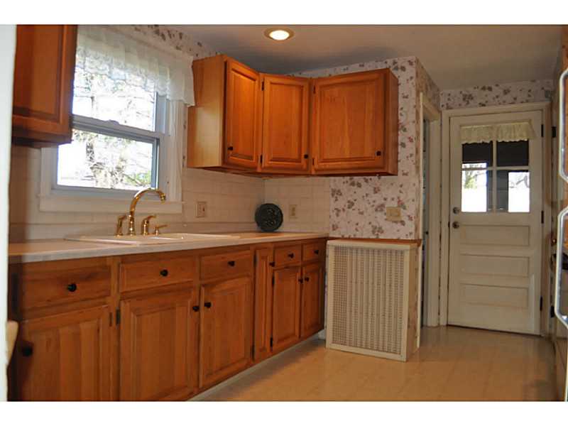 119 Edgehill Road Warwick, RI 02889 - Photo 9 of 25 Kitchen.