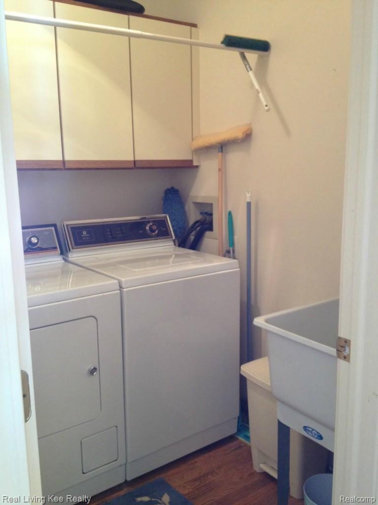 2185 London Bridge Drive, Unit 37 Rochester, MI 48307 - Photo 6 of 8 LAUNDRY ROOM