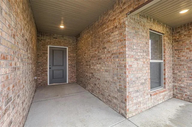 $477,000 | 8368 North Greentree Drive, Lenexa, KS 66227