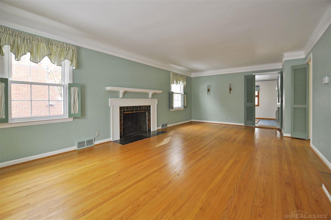 1565 Fairholme Road Grosse Pointe Woods, MI 48236 - Photo 2 of 25