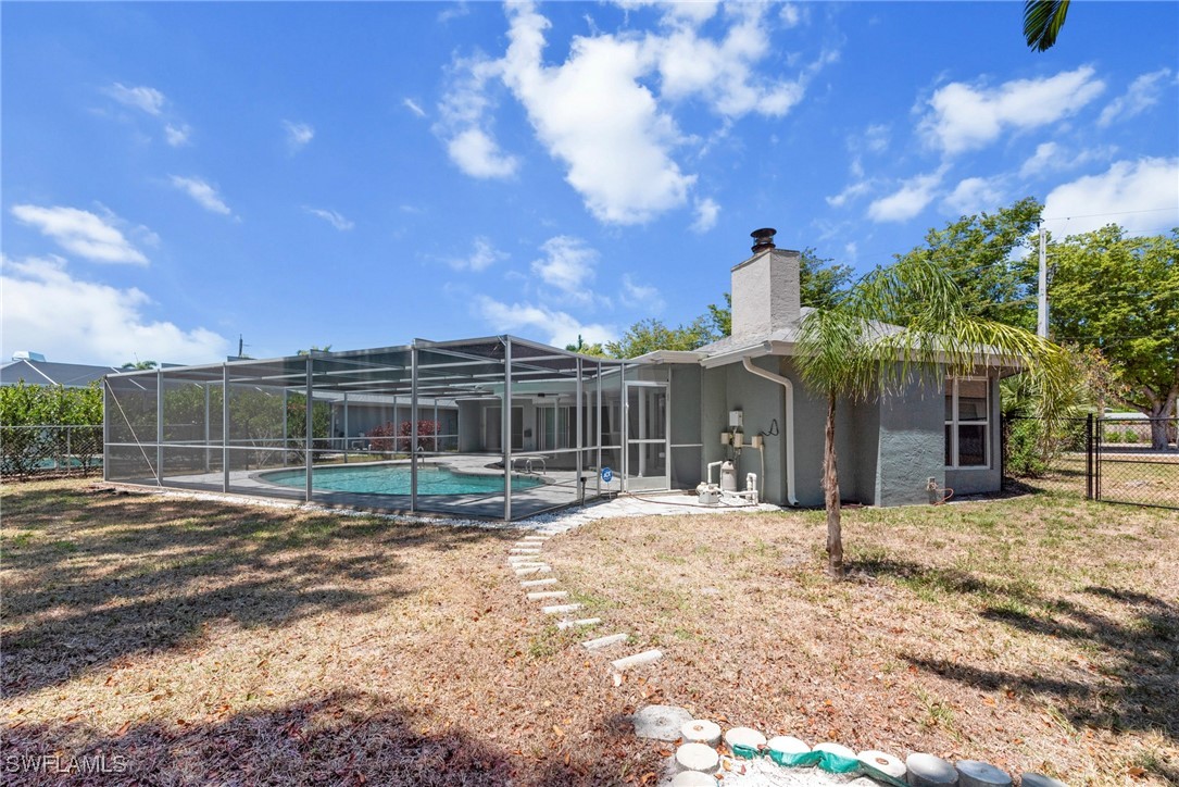 12331 McGregor Boulevard Fort Myers, FL 33919 - Photo 39 of 46 a view of a backyard with wooden fence