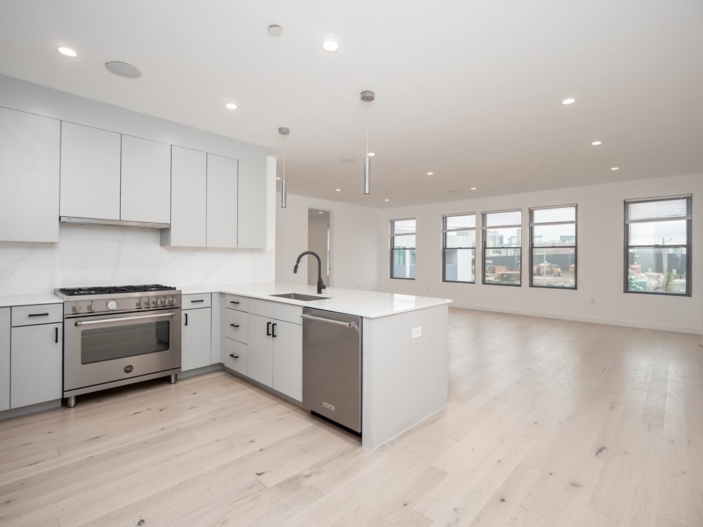 340 West 2nd Street, Unit 19 Boston, MA 02127 - Photo 7 of 38