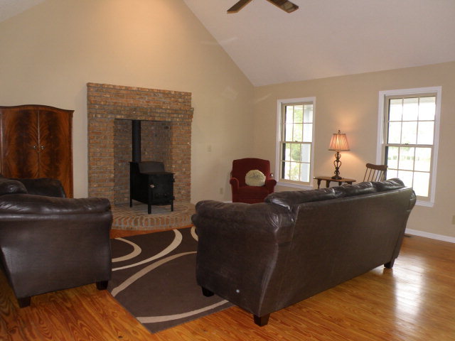210 J R Boulevard Macon, GA 31220 - Photo 3 of 19 a living room with furniture