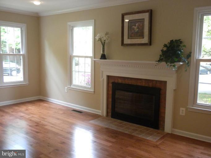 2413 Albot Road Reston, VA 20191 - Photo 9 of 24 Living Room