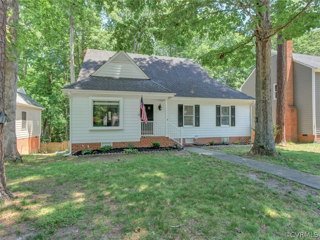 5509 Chatmoss Road Midlothian, VA 23112 - Photo 2 of 38 a front view of a house with a garden