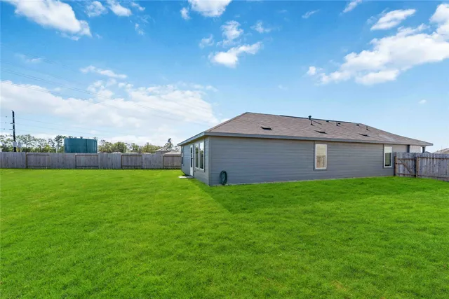 a view of a back yard