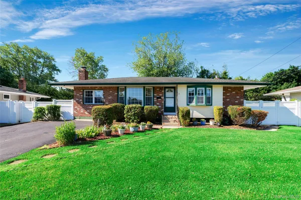 $625,000 | 7 Applewood Road, St. James, NY 11780