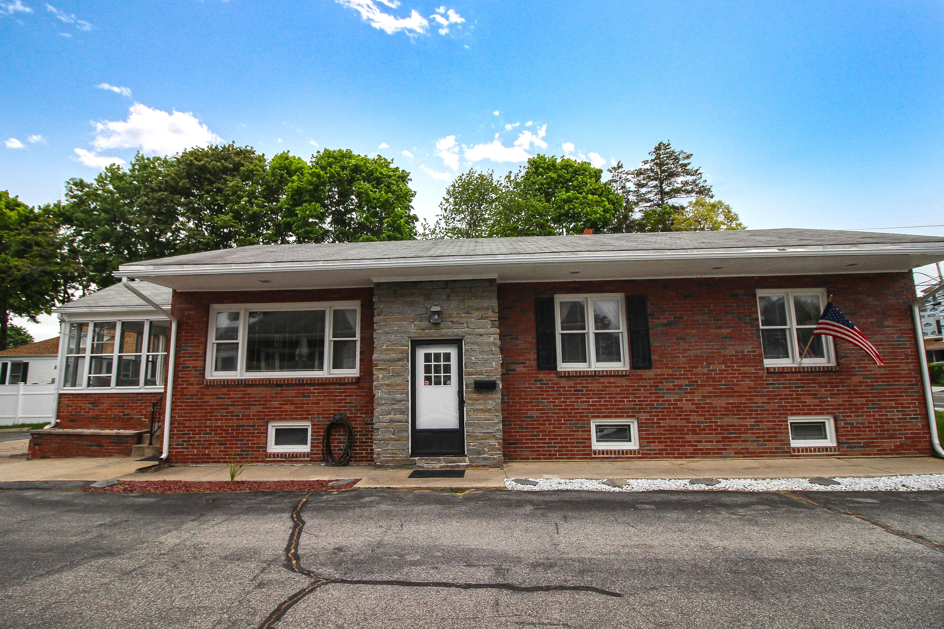 1129 Ocean Avenue New London, CT 06320 - Photo 2 of 22