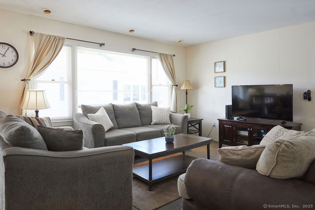 1129 Ocean Avenue New London, CT 06320 - Photo 4 of 22