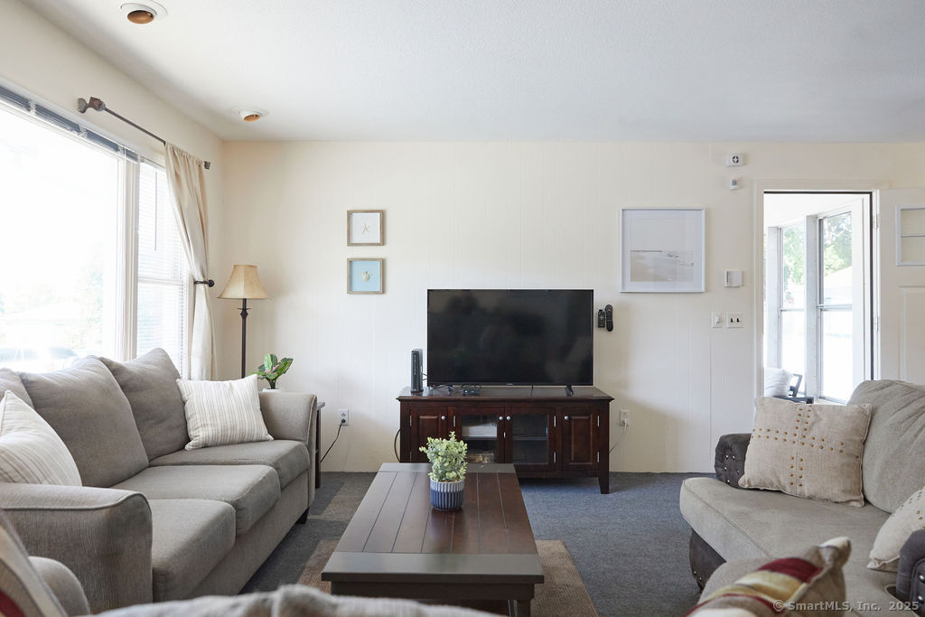 1129 Ocean Avenue New London, CT 06320 - Photo 5 of 22