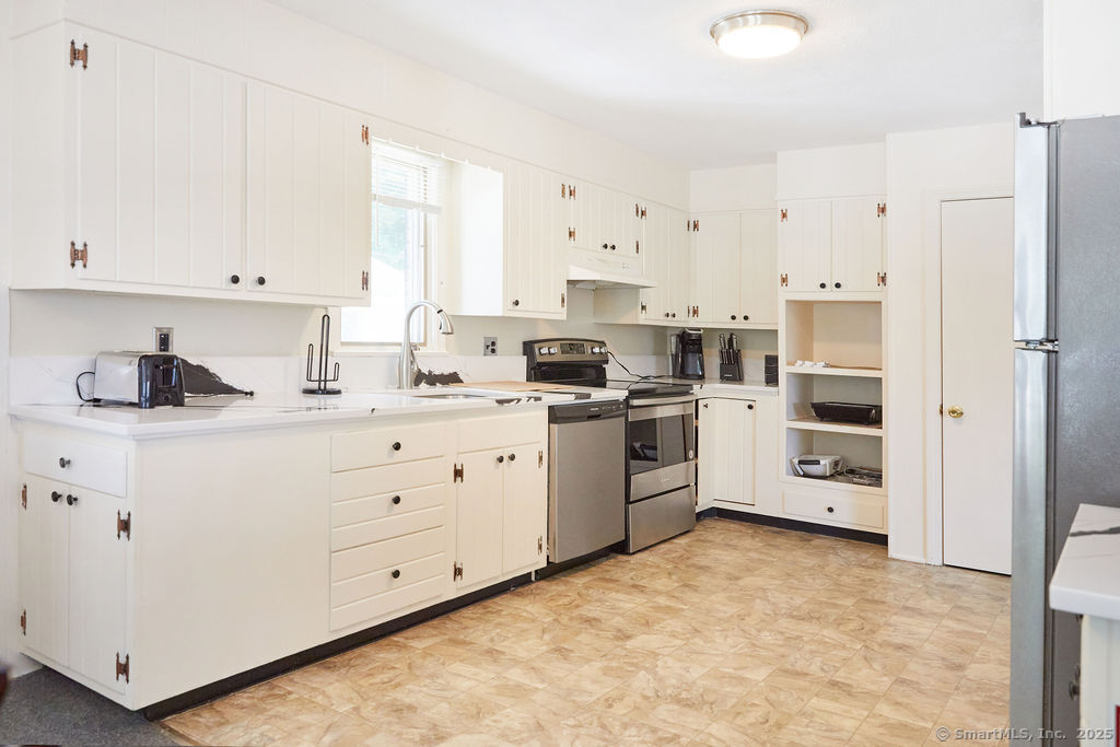 1129 Ocean Avenue New London, CT 06320 - Photo 9 of 22