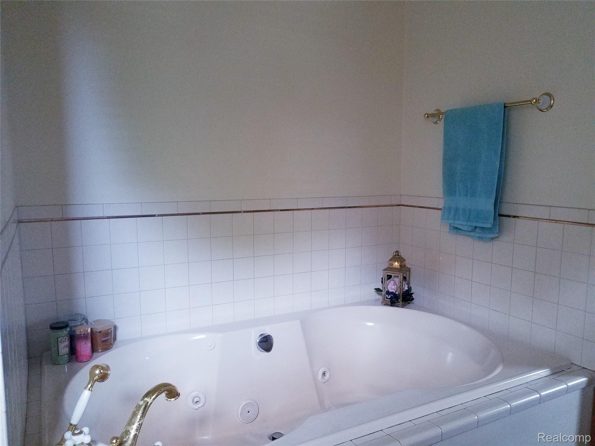 3211 North Belsay Road Flint, MI 48506 - Photo 50 of 62 MB tub.jpg