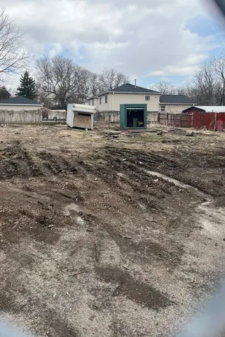 a view of yard with trees