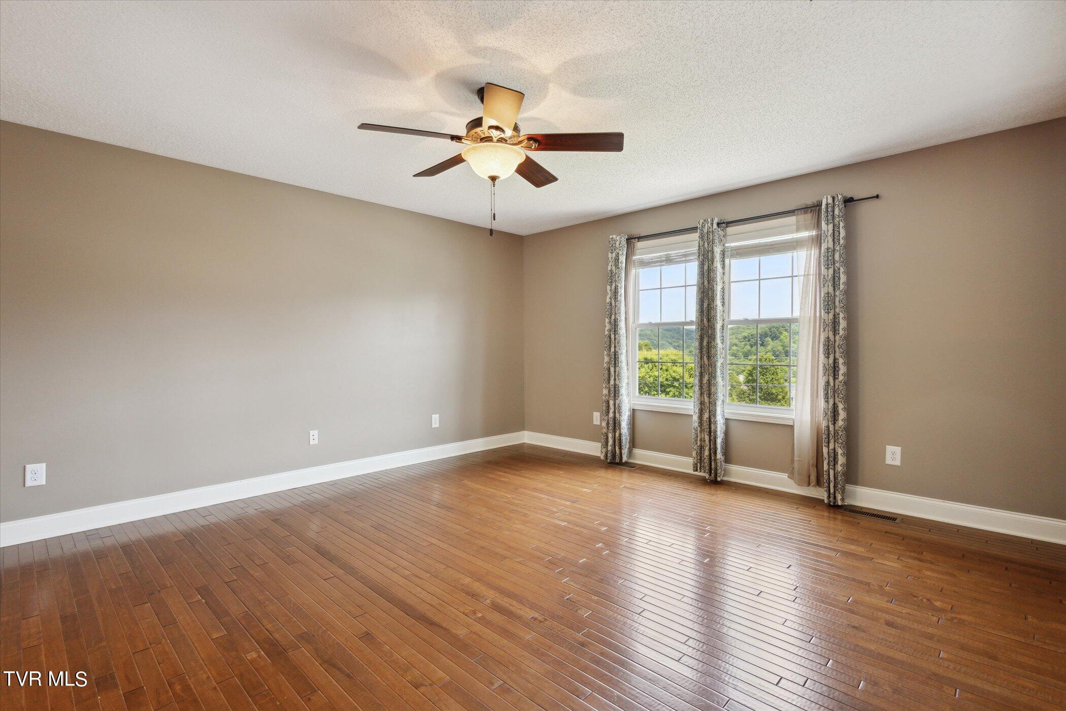 283 Valley Pike Road Bristol, TN 37620 - Photo 5 of 30 06-283-Valley-Pike-Rd-Bristol-TN-37620-W