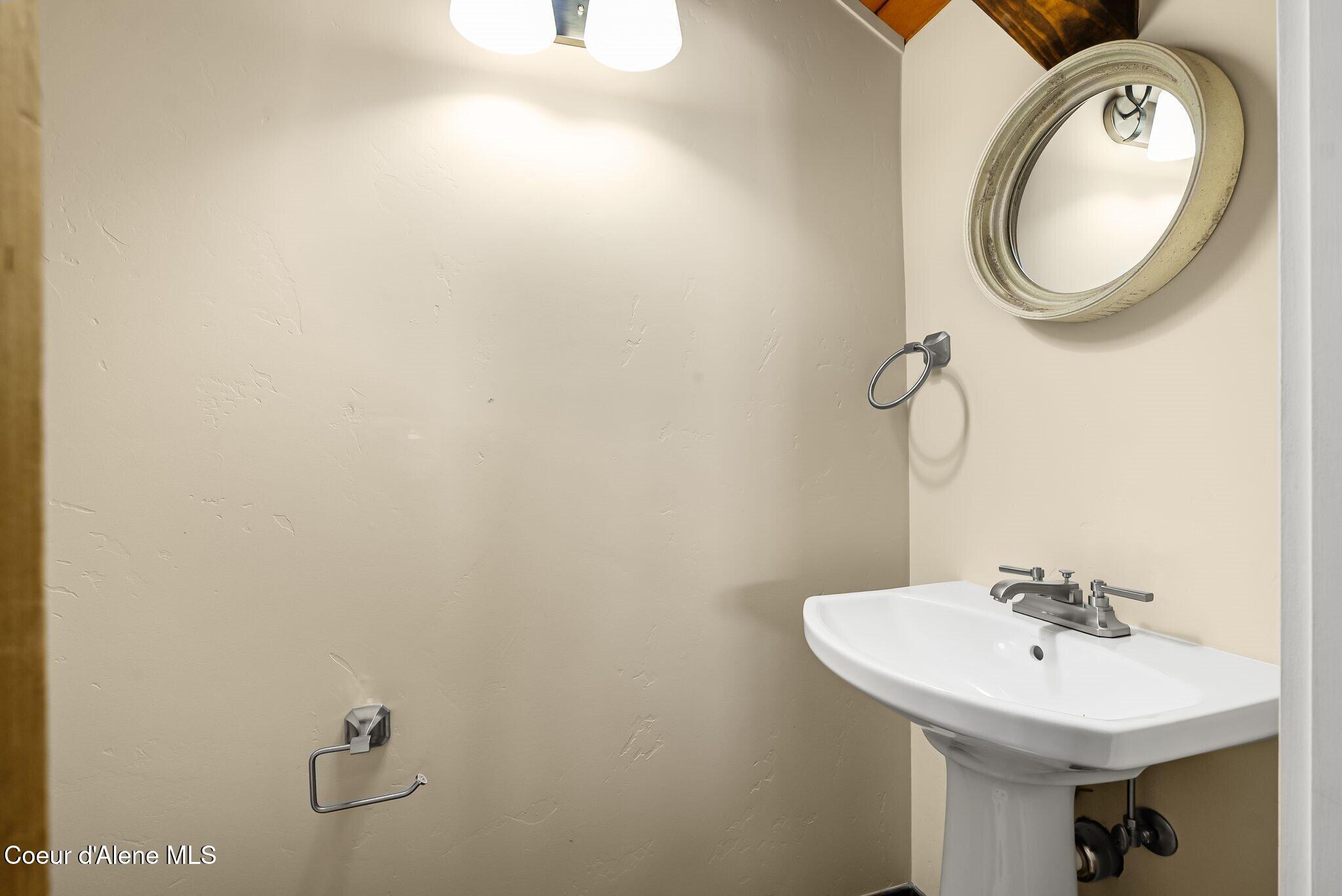 91 Village Lane Sandpoint, ID 83864 - Photo 34 of 66 Loft Powder Bath