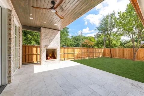 a view of an house with backyard and a backyard