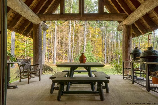 a view of a livingroom with furniture