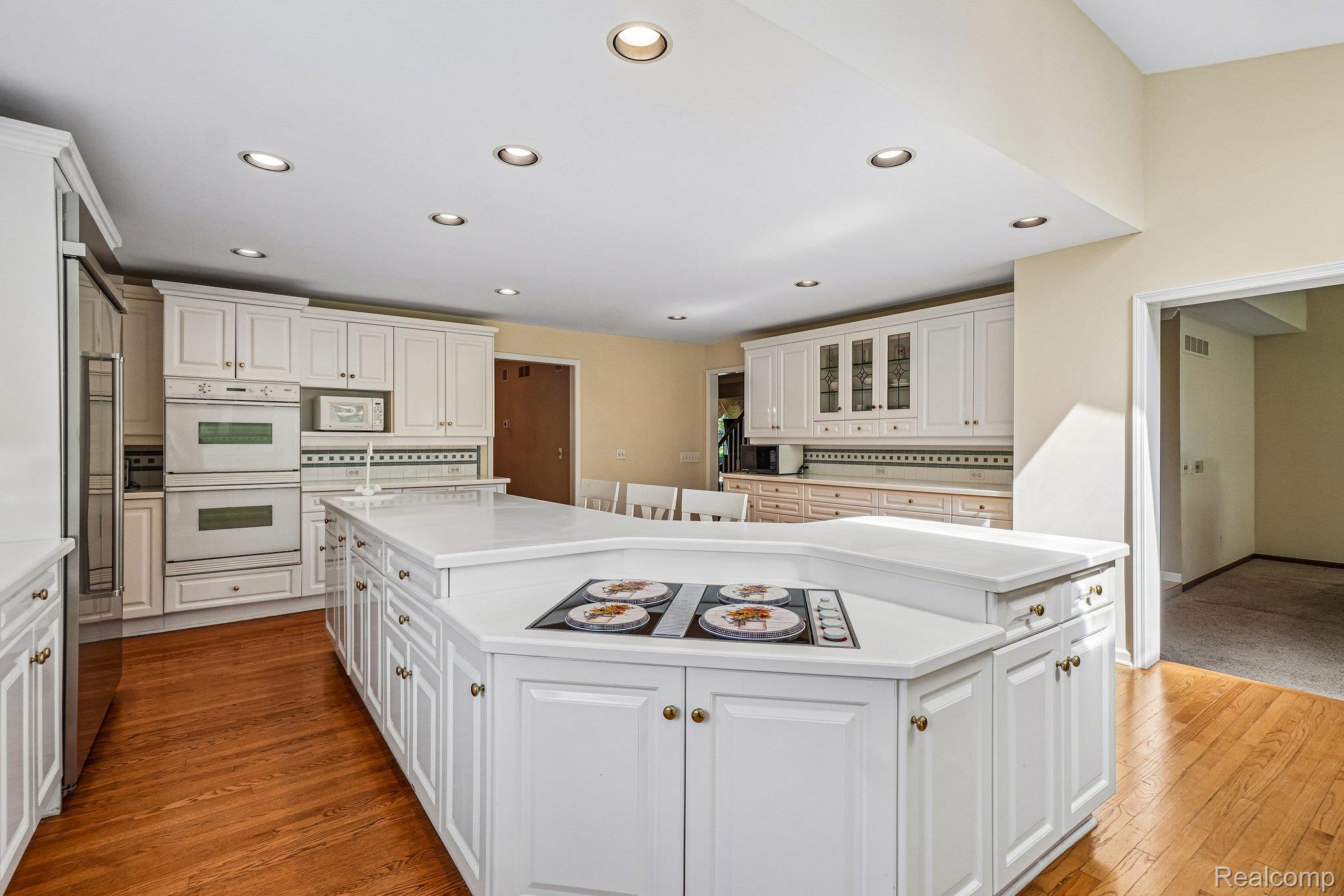 4523 Rivers Edge Drive Troy, MI 48098 - Photo 15 of 66 15-web-or-mls-Rivers Edge Dr-S0306-015.jpg