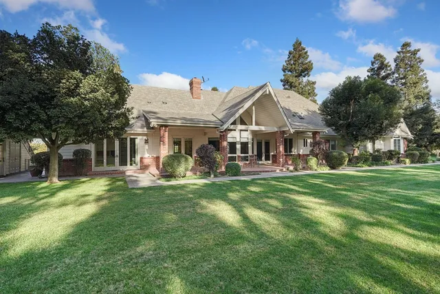 a view of an empty room with a ceiling fan