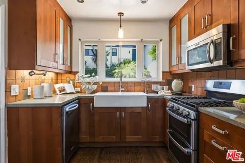 $1,899,000 | 2525 Ivanhoe Drive, Los Angeles, CA 90039
