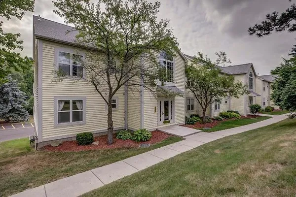 $2,000 | 2221 South Huron Parkway, Unit 4, Ann Arbor, MI 48104
