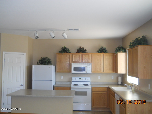 45375 Portabello Road Maricopa, AZ 85139 - Photo 10 of 13 kitchen