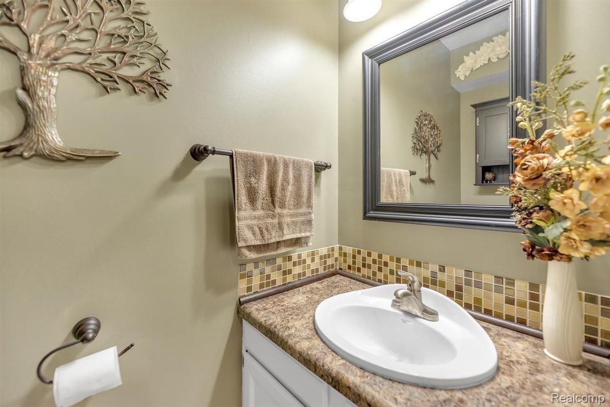 748 Burlington Road Canton, MI 48188 - Photo 16 of 43 17-748 Burlington Rd-WindowStill-Re.jpg